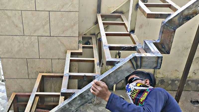 Papan tangga besi