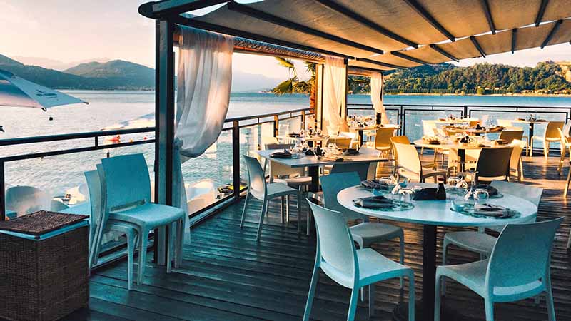 Decking kayu untuk restoran