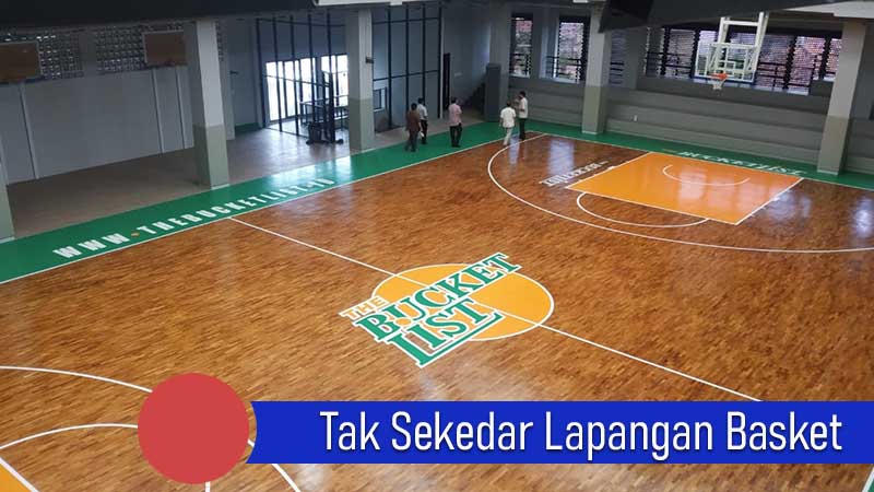 pemasangan lantai kayu di lapangan bucketlist basketball