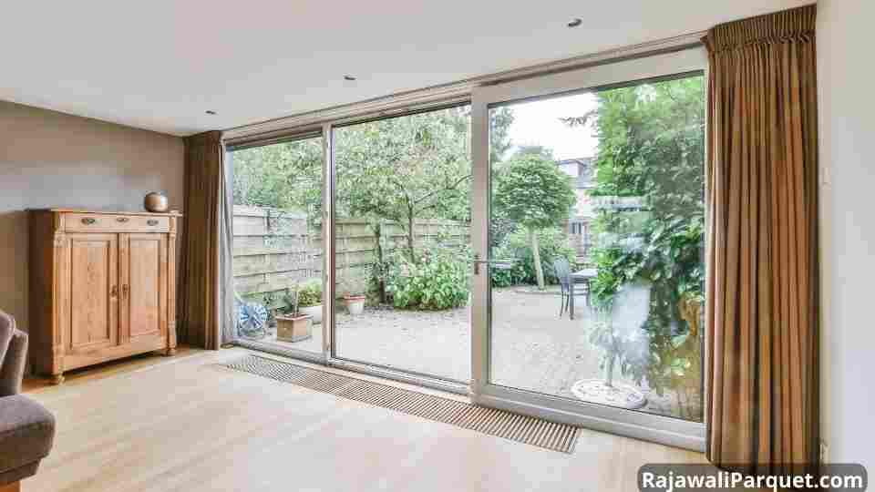 . Desain Pintu Geser Dari Bahan Kaca Bening
