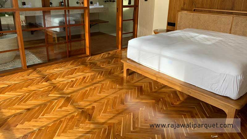 Kamar dengan lantai kayu bagus
