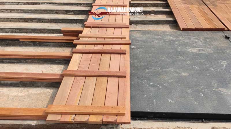 Bantalan Decking kayu