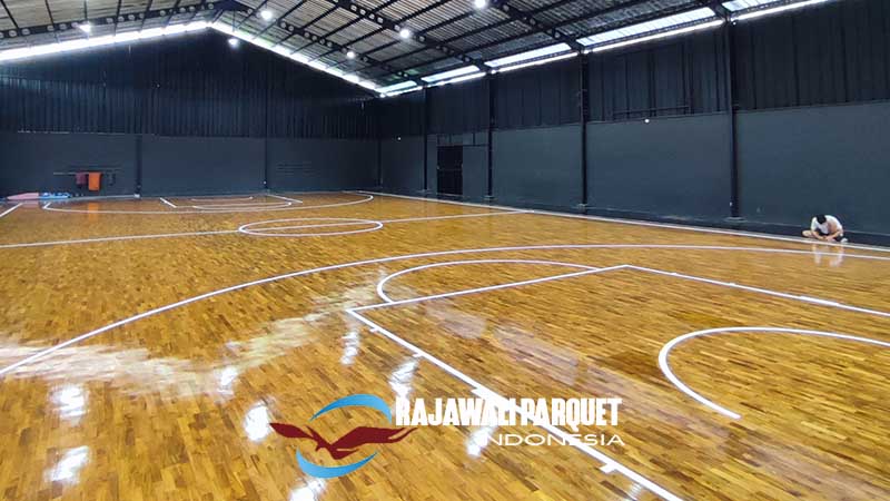 menghitung lantai kayu untuk lapangan Voli