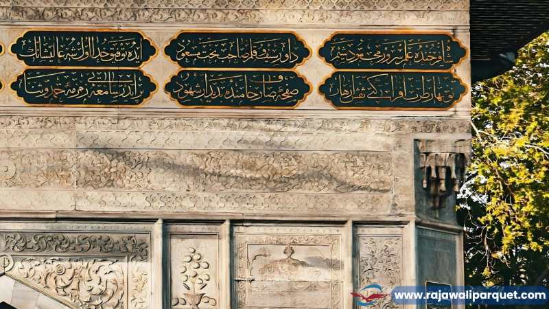 Ukiran Rumit dan Kaligrafi Bertulisan Arab